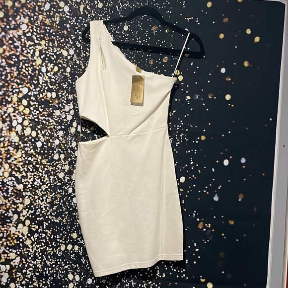 Brand new white dress size 8 in juniors with tag - Picture 2 of 2